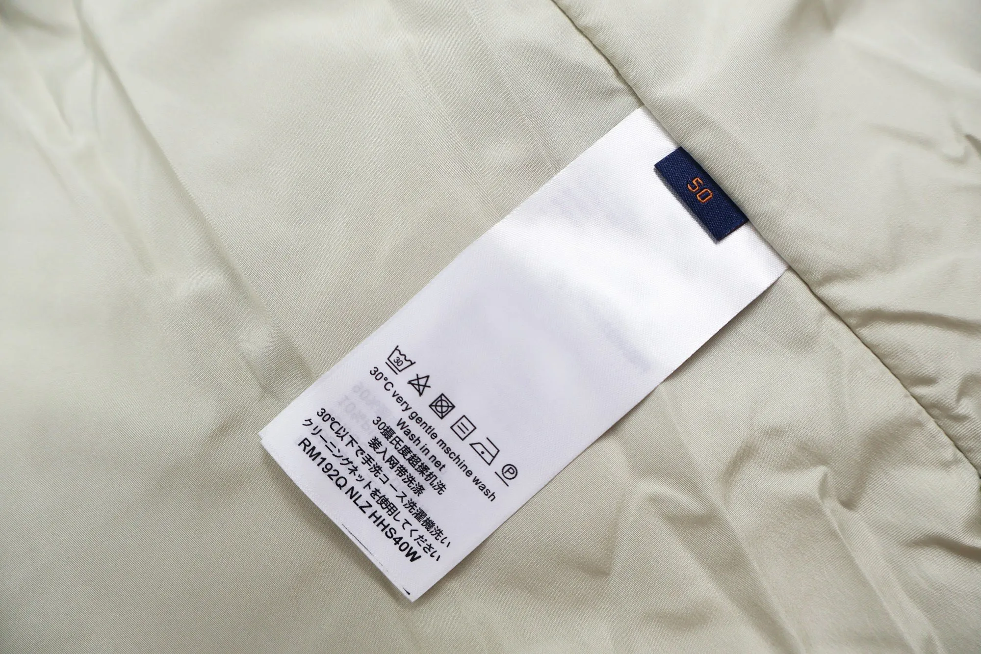 🅿️1100 1v Technical Leather Embossed Embossed Down Vest (Apricot) This waist jacket is a technical leather full-width embossed Monogram pattern. The outer fabric is made of 100% nylon with a black technical leather coating, and the other lining is 84% ​​polyester fiber + 16% nylon blended fabric. The national standard 480g 90% goose down filling has good fluffiness and no sense of oppression when worn on the body. The slim fit makes you slim and avoids bloat. The design concept is very outstanding. It comes from vacuum filling technology, which increases the air barrier and maintains the original softness, elasticity and feel of down. It has an anti-drilling design, three layers of anti-drilling fabrics, four layers of locking velvet technology, and an embossed process on the face. Stand collar and elastic cuffs enhance comfort. Molded hardware zipper pullers, molded engraved eyelets at the hem tightening area, adjustable elastic drawstrings, exclusive heavy-duty style. Size:50-52-54-56